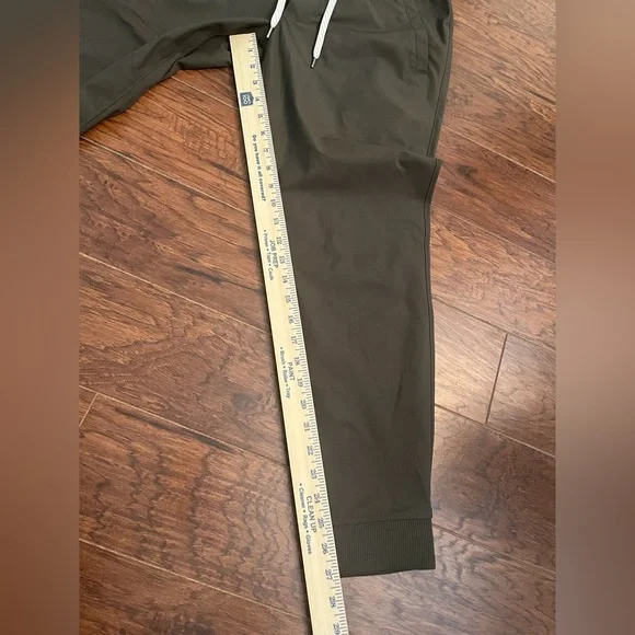Vuori Meta Elastic Waist Pants Men’s Size Medium Performance Army Green EUC - Picture 6 of 6